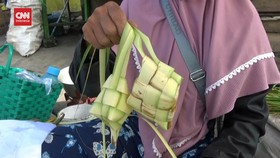 VIDEO: Jelang Puasa, Pembuat Selongsong Ketupat Dapat Berkah Melimpah
