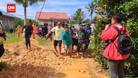 VIDEO: Polri Kerahkan Anjing Pelacak Cari Korban Longsor Natuna Hilang