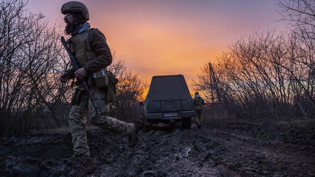 Les troupes russes exécutent des tireurs d’élite ukrainiens avec un tir de mitrailleuse