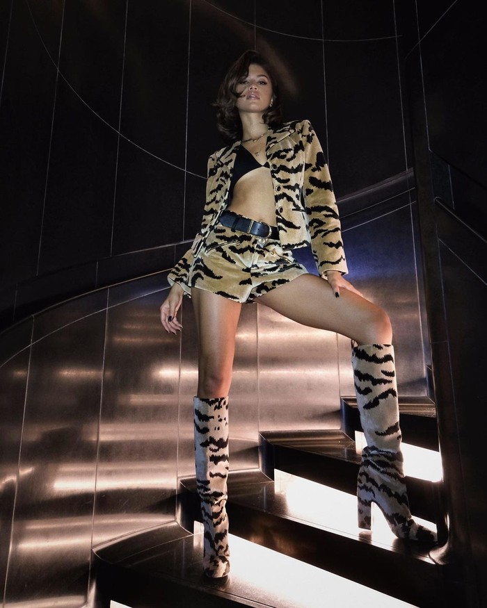 Zendaya membawa tampilan bernuansa era 60an lewat setelan celana pendek bercorak animal print saat hadir di fashion show Louis Vuitton. Foto: Instagram Zendaya