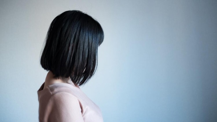 1295058387 A woman who is terribly tired and depressed.
Depressed, exhausted.
Sadness, resignation, weakness, loneliness, anxiety.