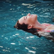 Punya Hobi Berenang? Simak 4 Tips Perawatan Rambut Agar Tetap Sehat dan Berkilau