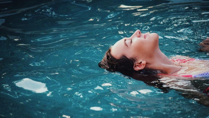img-title Punya Hobi Berenang? Simak 4 Tips Perawatan Rambut Agar Tetap Sehat dan Berkilau