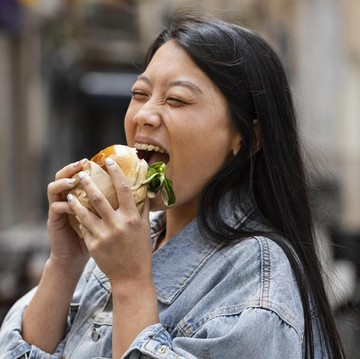 img-title Sudah Tahu Belum? Ternyata 5 Kebiasaan Makan Buruk Ini Bisa Bikin Kamu Alami Penuaan Dini, Hindari Yuk!