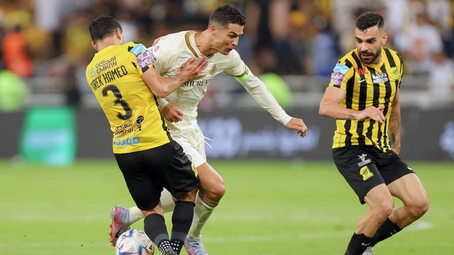 Cristiano Ronaldo marah-marah dan menendang botol minum saat Al Nassr kalah 0-1 dari Al Ittihad setelah suporter lawan meneriakkan nama Lionel Messi.
