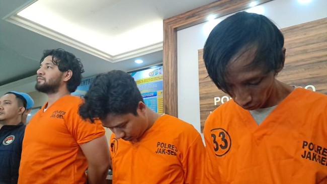 Polisi resmi menahan artis Ammar Zoni dan dua tersangka lainnya tarkait kasus narkoba jenis sabu pada Jumat (10/3) malam.
