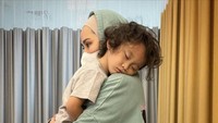 Demam Tinggi dan Susah BAB, Anak Bungsu Zaskia Mecca Dilarikan ke Rumah Sakit