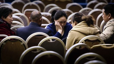 Keluarga penumpang pesawat Malaysia Airlines MH370 yang hilang kontak secara misterius pada 2014 lalu mendesak penyelidikan dan pencarian baru.