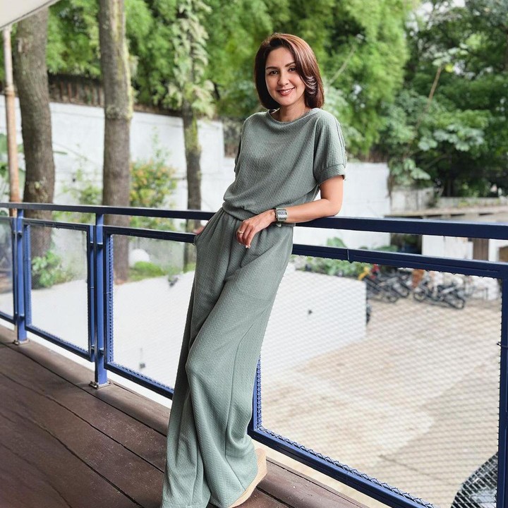 <p>Namun baru-baru ini, penampilannya bikin heboh karena terlihat semakin mirip wanita usia 20 tahunan. Ia tampil lebih langsing dari sebelumnya, Bunda. (Foto: Instagram @dagnesia)</p>