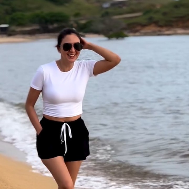 <p>Sejak tampil semakin langsing, Donna Agnesia sering mengunggah potret dan video yang memesona ke akun media sosialnya. <em>"Woooww badan idaman, hasil tdk menghianati usaha ya,"</em> komentar netizen @lenymar***** (Foto: Instagram @dagnesia)</p>