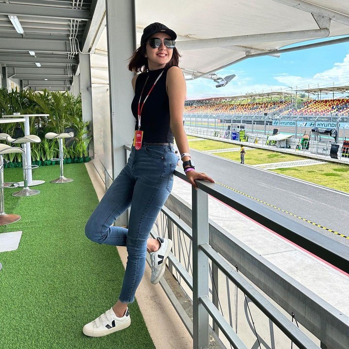 <p>Donna Agnesia tampak lebih ramping di bagian tangan, kaki, serta badan. Penampilannya jadi terlihat semakin jenjang, Bunda. (Foto: Instagram @dagnesia)</p>