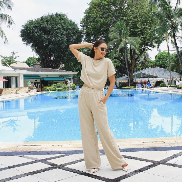 <p>Penampilan terbaru Donna Agnesia sukses mencuri perhatian netizen. Apalagi, ia tampil semakin modis dengan padu padan <em>outfit</em> kece. Banyak netizen iri dengan <em>body goals</em> Donna yang masih seperti gadis ABG<em>. "Kerennn banget ih badanya,"</em> komentar akun @prisca*****. <em>"Kak Dona body goals nya bikin aku iriiiiiii,"</em> sambung @nadia_a***** (Foto: Instagram @dagnesia)</p>