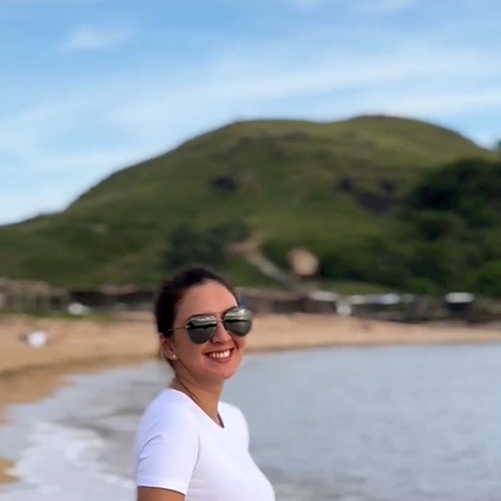 <p>Dalam unggahan terbarunya, Donna Agnesia terlihat begitu bahagia ketika sedang bermain ke pantai bersama sang suami. Donna memamerkan senyum lebar saat memperlihatkan tubuhnya yang langsing. Bagaimana menurut Bunda? (Foto: Instagram @dagnesia)</p>