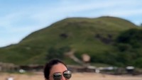 <p>Dalam unggahan terbarunya, Donna Agnesia terlihat begitu bahagia ketika sedang bermain ke pantai bersama sang suami. Donna memamerkan senyum lebar saat memperlihatkan tubuhnya yang langsing. Bagaimana menurut Bunda? (Foto: Instagram @dagnesia)</p>