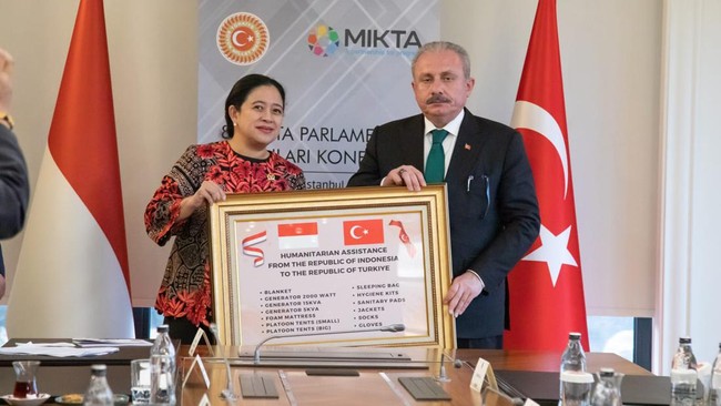 Ketua DPR RI Puan Maharani meyerahkan bantuan dari warga dan pemerintah Indonesia untuk korban gema bumi yang terjadi di Turki pada beberapa waktu silam.