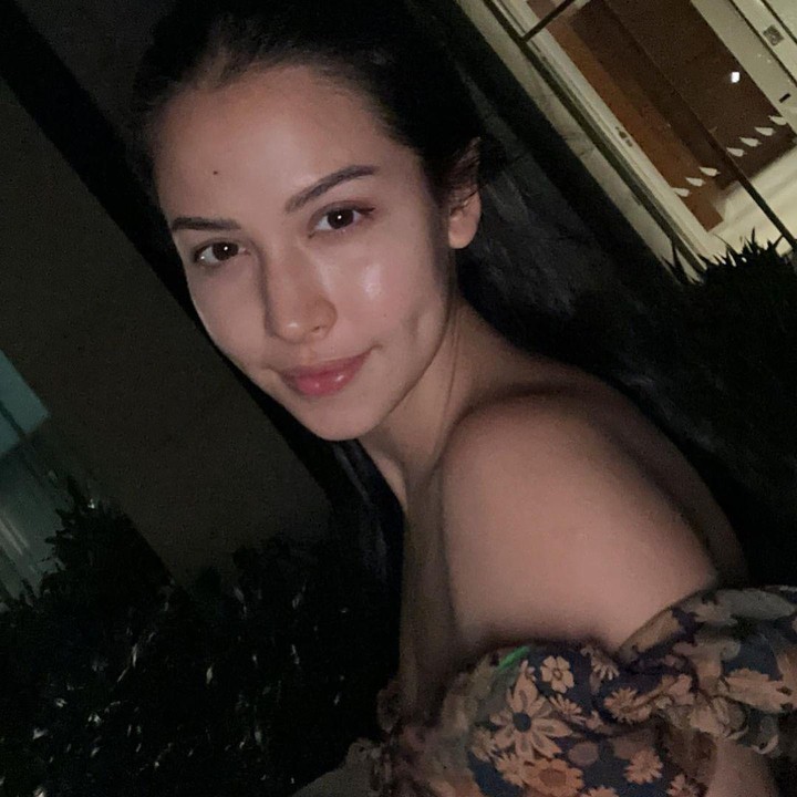 <p>Potret selfie pertama Estelle sejak mengumumkan kehamilan ini banjir pujian. Banyak netizen memuji kecantikannya dan dikatakan glowing saat hamil pertama. (Foto: Instagram @estelleelinden)</p>
