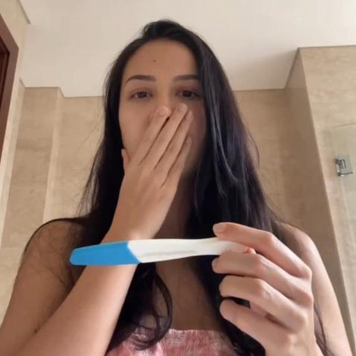 <p>Estelle mengumumkan kehamilannya sehari sebelum Hari Valentine. Dalam unggahan itu, ia terlihat tampak tak percaya dengan hasil test pack kehamilannya. (Foto: Instagram @estelleelinden)</p>