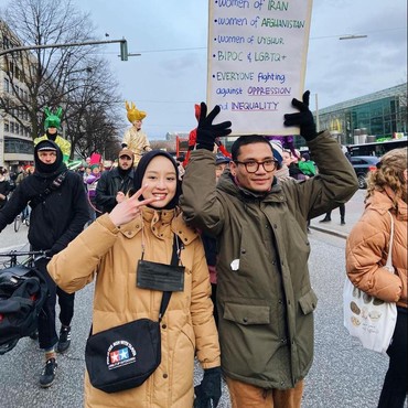 7 Potret Aksi Gita Savitri & Suami Dukung LGBTQ+ di Jerman Dihujat