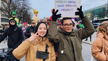 7 Potret Aksi Gita Savitri & Suami Dukung LGBTQ+ di Jerman Dihujat