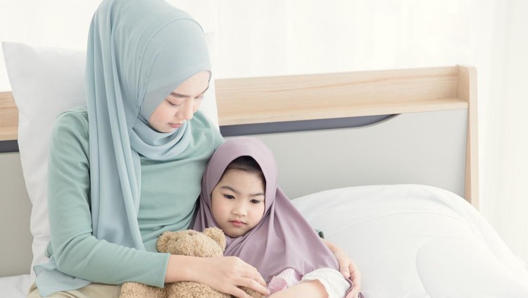 Ilustrasi Cara Menghukum Anak yang Mendidik dalam Islam Muslim mother consoling cry and depress little child from being bullied and hate to go to school.