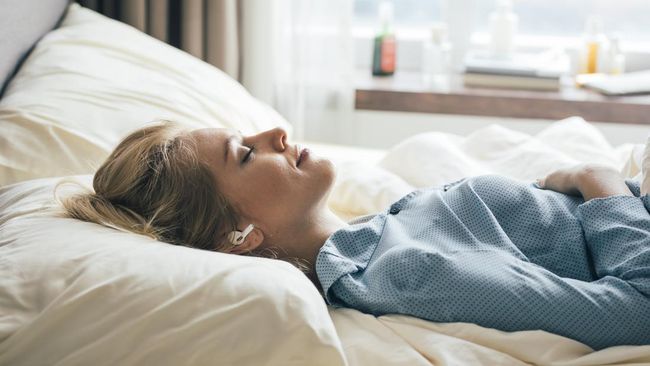 Selain menjaga kesehatan dan merawat wajah, Anda bisa mencoba posisi tidur tertentu agar bisa terlihat awet muda.