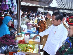 Kala Jokowi Beli Cabai 5 Kg di Pasar Mendenrejo Blora