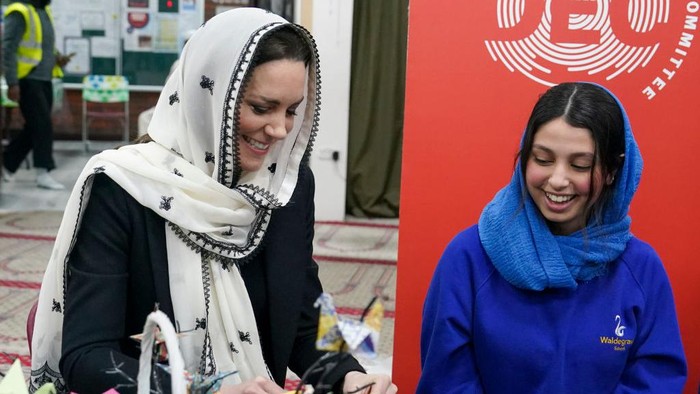 HAYES, ENGLAND - MARCH 09: Catherine, Princess of Wales makes paper cranes with Dila Kaya, 14, as she visits Hayes Muslim Centre on March 9, 2023 in Hayes, England. The Prince and Princess of Wales visited Hayes Muslim Centre and thanked those involved in the aid effort and those who have fundraised to help communities affected by the devastating earthquakes in Turkey and Syria. (Photo by Arthur Edwards - WPA Pool/Getty Images)