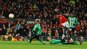 FOTO: Respons Sempurna MU Bantai Real Betis