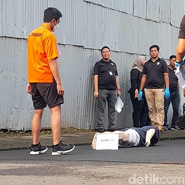 Mario Dandy Rekonstruksi Aniaya David, Sepatu Mahal & Baju Tahanan Disorot