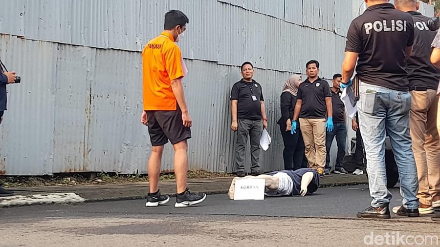 Mario Dandy beberapa kali ditegur polisi karena melakukan reka ulang tak sesuai BAP. Salah satunya saat peragakan gerakan selebrasi 'siu' ala Cristiano Ronaldo. (Ilham Oktafian/detikcom)