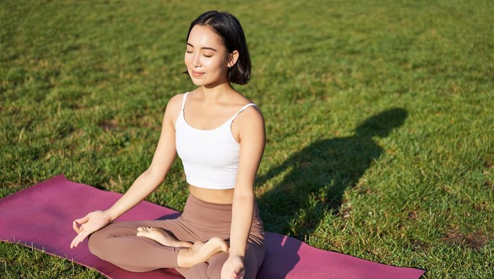 Kelola rasa stres dengan olahraga yang dapat menenangkan pikiran seperti yoga