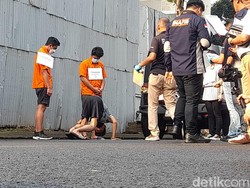 Momen Shane Lukas Peragakan Sikap Tobat di Rekonstruksi, Warga Riuh
