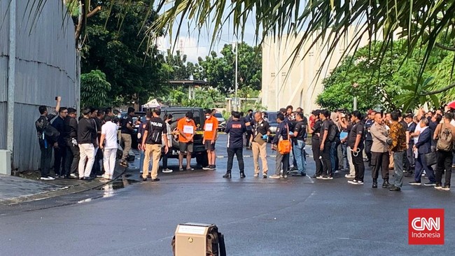 Salah satu tersangka kasus penganiayaan Cristalino David Ozora, Shane Lukas menangis menjelang akhir proses rekonstruksi, Jumat (10/3).