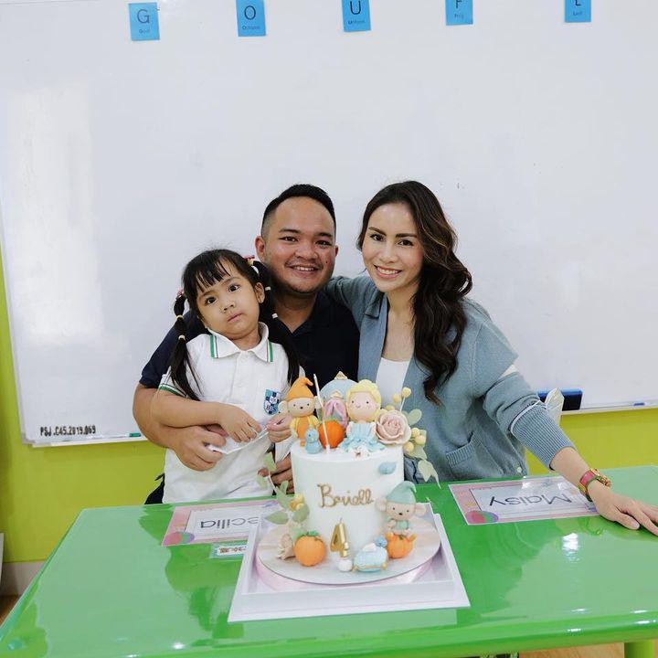 <p>Anak pertama Momo Geisha, Shenna Gabriella Aurora, baru saja merayakan ulang tahunnya yang keempat pada 28 Februari 2023, Bunda. Tahun ini, Momo memutuskan untuk merayakan ulang tahun sang putri dengan cara yang sederhana. Momo dan suami memberikan kejutan dengan mendatangi Briell ke sekolahnya. (Foto: Instagram: @therealmomogeisha)</p>