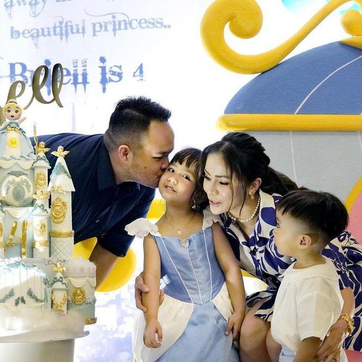 <p>"Kita membuat perayaan sederhana untuk dia karena jauh hari dia sudah bilang 'Mau jadi Cincerella nanti pas ultah'. Semua sudah disiapkan. <em>Decor</em> dan <em>dinner bday</em>-nya. Hanya keluarga, pendoa, dan kerabat dekat yang hadir," tulis Momo. (Foto: Instagram: @therealmomogeisha)</p>