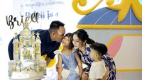 <p>"Kita membuat perayaan sederhana untuk dia karena jauh hari dia sudah bilang 'Mau jadi Cincerella nanti pas ultah'. Semua sudah disiapkan. <em>Decor</em> dan <em>dinner bday</em>-nya. Hanya keluarga, pendoa, dan kerabat dekat yang hadir," tulis Momo. (Foto: Instagram: @therealmomogeisha)</p>