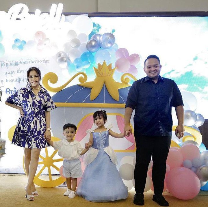 <p>Setelah seluruh undangan pulang, Briell baru percaya diri untuk naik ke panggung, bernyanyi, dan berpose. "Setelah orang-orang pulang jam 21.30 malam dia tiba-tiba mau hadir ke <em>decor</em> untuk nyanyi tepuk tangan <em>happy bday,</em> potong kue, dan foto-foto," cerita Momo seraya menyisipkan <em>emoticon</em> tertawa. (Foto: Instagram: @therealmomogeisha)</p>