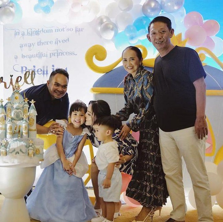 <p>Pada malam harinya, Momo kembali menyiapkan perayaan sederhana di rumah bertemakan Cinderella seperti permintaan Briell. Acara pun dihadiri oleh keluarga, pendoa, dan kerabat dekat. (Foto: Instagram: @therealmomogeisha)</p>