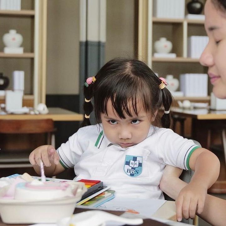 <p>Menurut Momo, di usianya ini, Briell semakin merasa tidak nyaman jika ulang tahunnya dirayakan beramai-ramai. "Tak ada perayaan meriah Di ultah ke-4 @sheenagabriellaaurorasamudra. Perilaku Briell semakin besar semakin tdk nyaman dirayakan beramai2. Di sekolahnya dia awalnya surprised krn kita ortunya hadir," tulis Momo sebagai <em>caption</em> fotonya. (Foto: Instagram: @therealmomogeisha)</p>