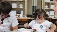 <p>Menurut Momo, di usianya ini, Briell semakin merasa tidak nyaman jika ulang tahunnya dirayakan beramai-ramai. "Tak ada perayaan meriah Di ultah ke-4 @sheenagabriellaaurorasamudra. Perilaku Briell semakin besar semakin tdk nyaman dirayakan beramai2. Di sekolahnya dia awalnya surprised krn kita ortunya hadir," tulis Momo sebagai <em>caption</em> fotonya. (Foto: Instagram: @therealmomogeisha)</p>