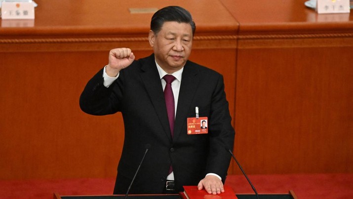 Presiden China Xi Jinping bersumpah setelah terpilih kembali sebagai presiden untuk masa jabatan ketiga selama sesi pleno ketiga Kongres Rakyat Nasional (NPC) di Balai Besar Rakyat di Beijing pada 10 Maret 2023. (NOEL CELIS/AFP via Getty Images)