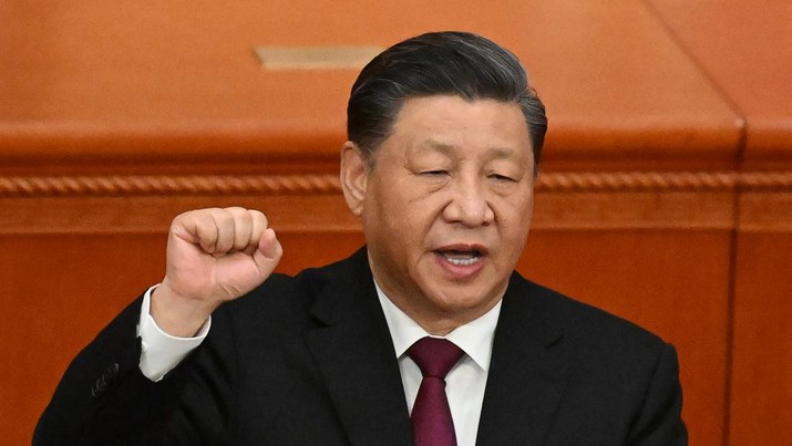 Presiden China Xi Jinping mengambil sumpah setelah terpilih kembali sebagai presiden untuk masa jabatan ketiga selama sesi pleno ketiga Kongres Rakyat Nasional (NPC) di Balai Besar Rakyat di Beijing pada 10 Maret 2023. (AFP via Getty Images/NOEL CELIS)