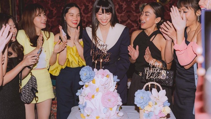 img-title Ulang Tahun ke-38, Simak Gaya Rambut Baru Raline Shah yang Fresh Pakai Poni