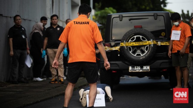 Proses rekonstruksi kasus penganiayaan Cristalino David Ozora oleh Mario Dandy Satriyo telah digelar penyidik Ditreskrimum Polda Metro Jaya.