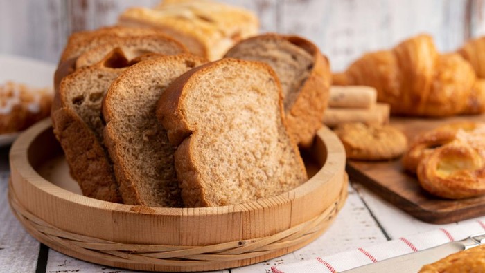 Roti merupakan makanan tinggi karbohidrat