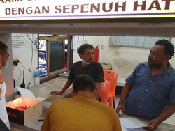 Kecewa Tersangka Penipuan Tak Ditahan, Pria di Medan Beri Kue ke Polrestabes