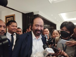Jokowi Sentil Kode Arahan Pak Lurah, Surya Paloh: Jokes Aja