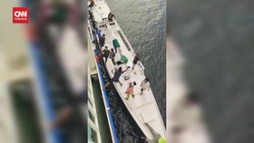 VIDEO: Detik-detik Nelayan Evakuasi Penumpang Kapal Terjun ke Laut