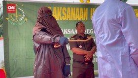 VIDEO: 10 Orang Pelanggar Syariat Islam di Aceh Utara Dihukum Cambuk
