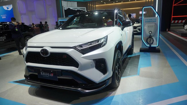 Toyota memperkenalkan mobil hybrid terbaru, RAV4 PHEV, yang rencananya bakal dijual dua bulan lagi.